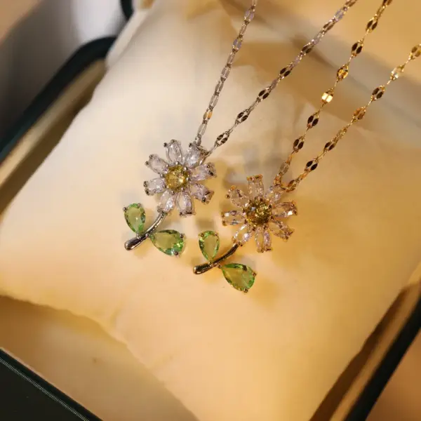 Titanium Steel Sweet Inlaid Zircon Sunflower Necklace
