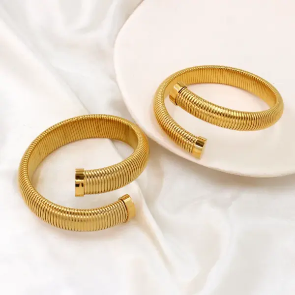 Wholesale PVD Coated 18K Gold Real Gold Plated Solid Color 304 Stainless Steel Simple Style Waterproof Non Tarnish 304 Stainless Steel Bangle