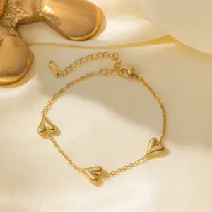 Qye2018 Pointed Peach Heart Bracelet / Gold