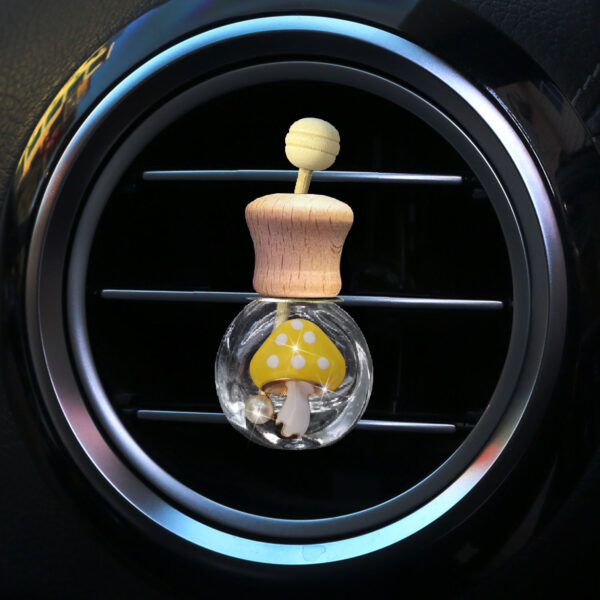 Wholesale Car Air Outlet Perfume BBottle Mushroom Aromatherapy Essential Oil Glass Decorative Empty Bottle Volatile Fragrance Decorative Ornaments