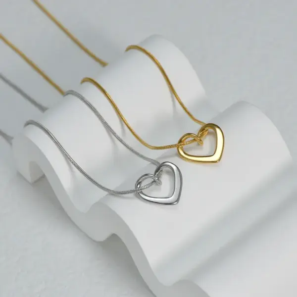 Wholesale 304 Stainless Steel Ferroalloy Heart Shape PVD Coated Stone-Free 18K Real Gold Plated Simple Style Waterproof Non Tarnish Plating Necklace