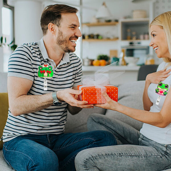 Wholesale Acrylic Frog Heart Retractable Rotating Badge Reel Medical Valentine's Day Gift Id Easy-Pull Buckle