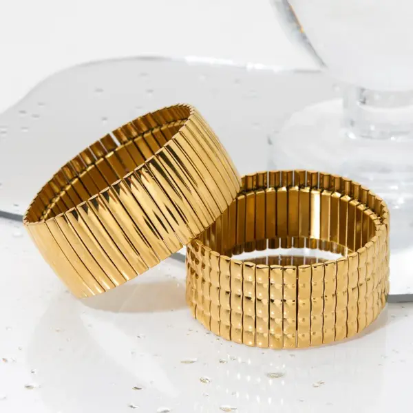 Wholesale PVD Coated Real Gold Plated 16K White Plating Stripe 304 Stainless Steel Modern Style Waterproof Non Tarnish Bangle