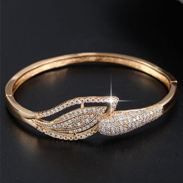 Wholesale Simple and stylish micro-diamond-encrusted bracelet, exquisite bracelet with a touch of luxury, directly from the factory.