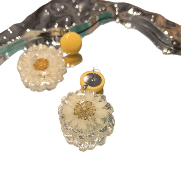 Wholesale Cute and delicate preserved flower earrings
