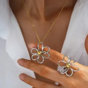 Wholesale Ion Plating (IP) Real Gold Plated 18K Flower 304 Stainless Steel Casual Simple Style Waterproof Non Tarnish Pendant Necklace