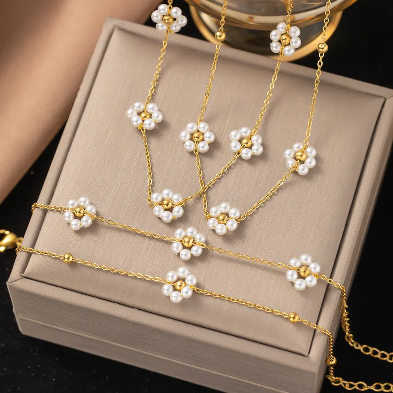 Wholesale PVD Coated Real Gold Plated Flower Titanium Steel Simple Style Classic Style Waterproof Non Tarnish Bracelets Necklace