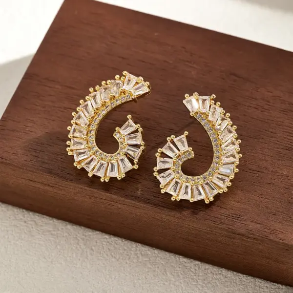 Wholesale Round Electroplated Stud Earrings For Women In Copper With 18K Real Gold Plated 0.03µm-0.05µm Thickness Featuring Zircon Inlay