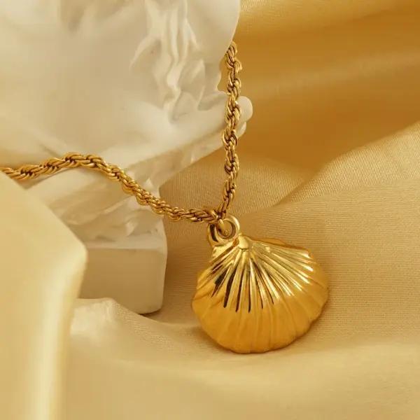 Wholesale PVD Coated 18K Gold Plated Shell 304 Stainless Steel Vacation Waterproof Non Tarnish 304 Stainless Steel Pendant Necklace