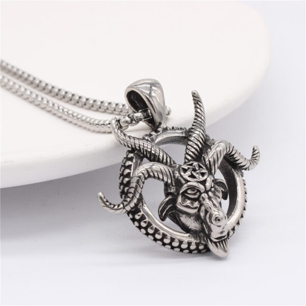 Wholesale P1079 foreign trade jewelry wholesale European and American personality retro ram horn men's titanium steel pendant necklace