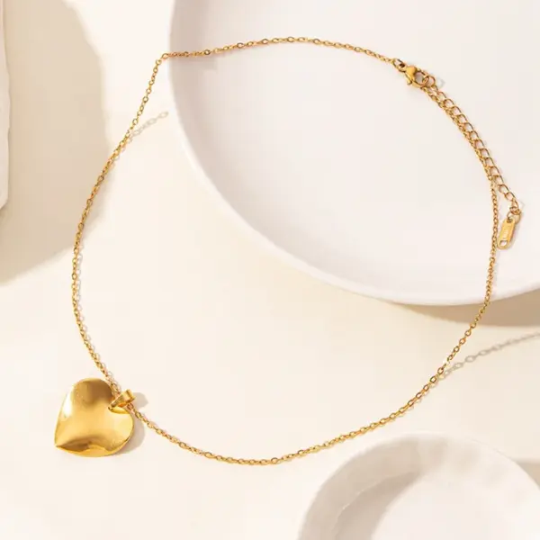 Wholesale PVD Coated Real Gold Plated 18K Gold Heart Shape 304 Stainless Steel Elegant Cute Waterproof Non Tarnish Pendant Necklace