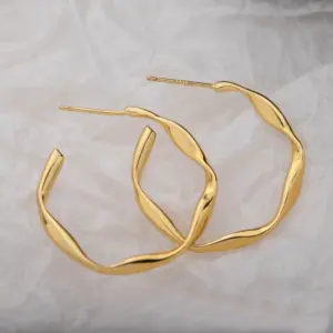 56# D0219 Mobius Ear Ring