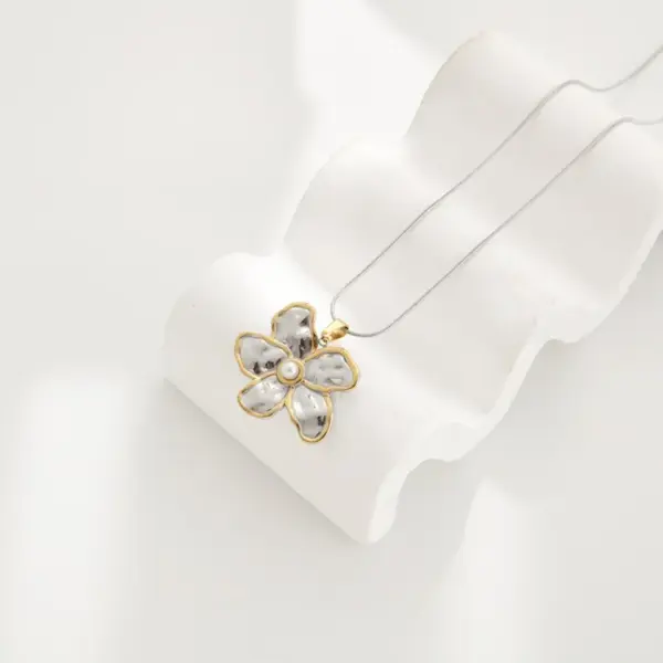 Wholesale Jewelry Vintage Style Classic Style Heart Shape Flower 304 Stainless Steel Plating Pendant Necklace Snake Chain