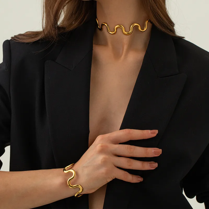 Wholesale Luxurious Classic Style Commute Wavy Solid Color 304 Stainless Steel 18K Gold Plated Bangle In Bulk