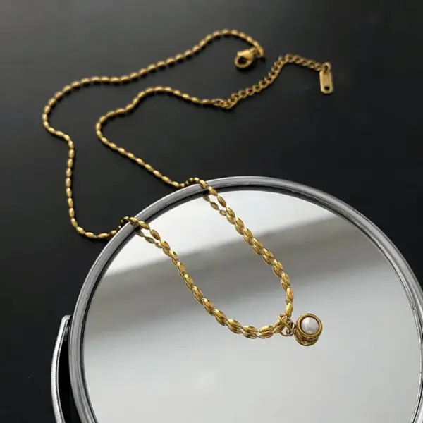 Wholesale Vacuum Plating Real Gold Plated 18K Gold Gold Plating Round 304 Stainless Steel Glam Waterproof Non Tarnish Titanium Steel Pendant Necklace