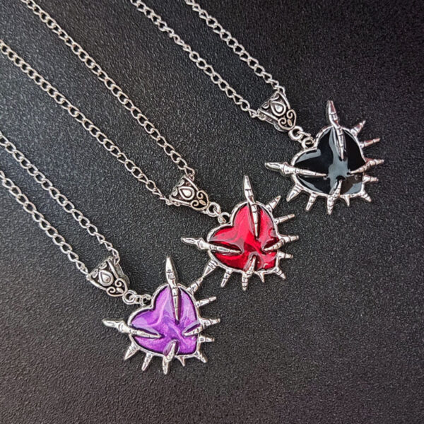 Wholesale European and American Popular Gothic Retro Dark Heart Necklace Dragon Claw Design Harajuku Hip-Hop Street Sweater Chain Men and Women Gifts