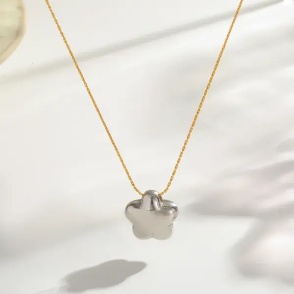 Wholesale Vacuum Electroplating (In Furnace) Plated 18K Real Gold Vintage Style Round Heart-shaped Flower 304201 Stainless Steel Women's Necklace