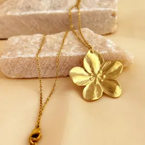 PVD Coated Real Gold Plated 18K Gold Flower 304 Stainless Steel Elegant Streetwear Waterproof Non Tarnish 201 Stainless Steel Pendant Necklace