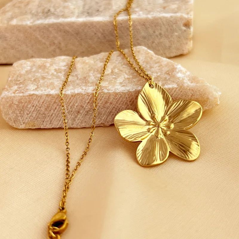 Wholesale PVD Coated Real Gold Plated 18K Gold Flower 304 Stainless Steel Elegant Streetwear Waterproof Non Tarnish 201 Stainless Steel Pendant Neckla