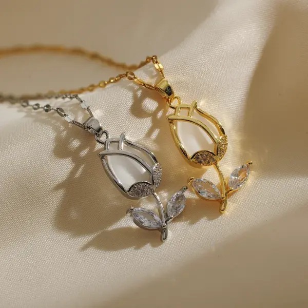 Wholesale Copper Flower Electroplating Rhinestones Copper Plated Simple Style Classic Style Plating Inlay Pendant Necklace