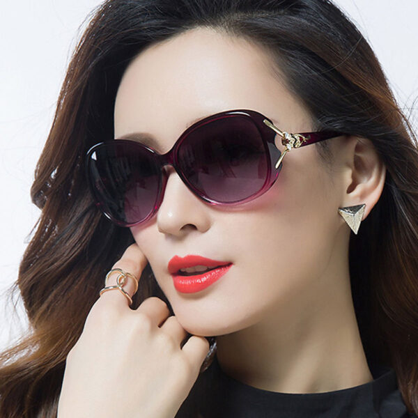 Wholesale Running rivers and lakes classic mother's Camellia sunglasses middle-aged and elderly women's Fox head sunglasses big face slimming glasses
