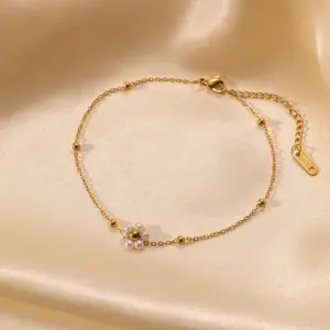 Qye137 1 Pearl Flower Bracelet / Gold