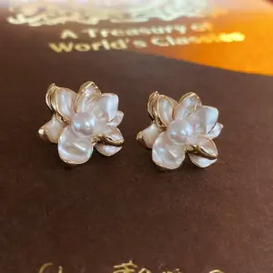 Silver Needle Pearl Flower Earrings