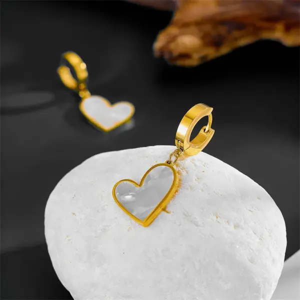 Wholesale Simple Style Heart Shape Titanium Steel Plating Inlay Shell Drop Earrings 1 Pair