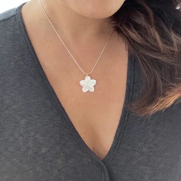 Wholesale 304 Stainless Steel Shell Flower PVD Coated 18K Real Gold Plated Classical Tropical Oversized Snake Chain Lobster Trigger Clasp Closure Pendant Necklace