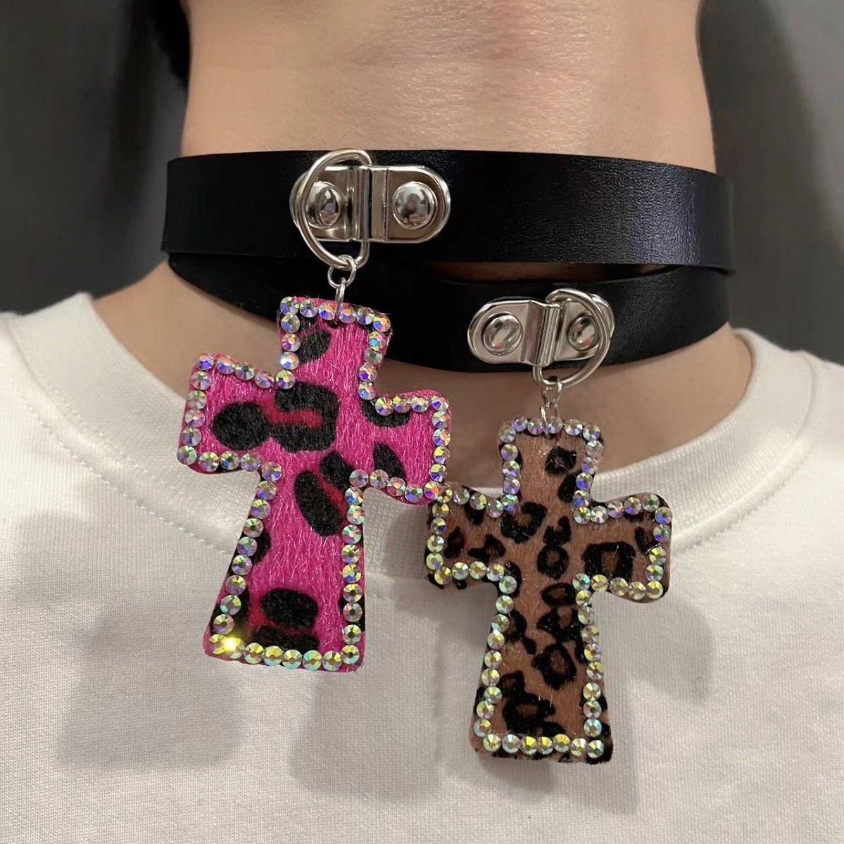 Wholesale Original homemade handmade personalized niche hot girl jewelry genuine leather leopard-print Diamond-embedded cross necklace collar