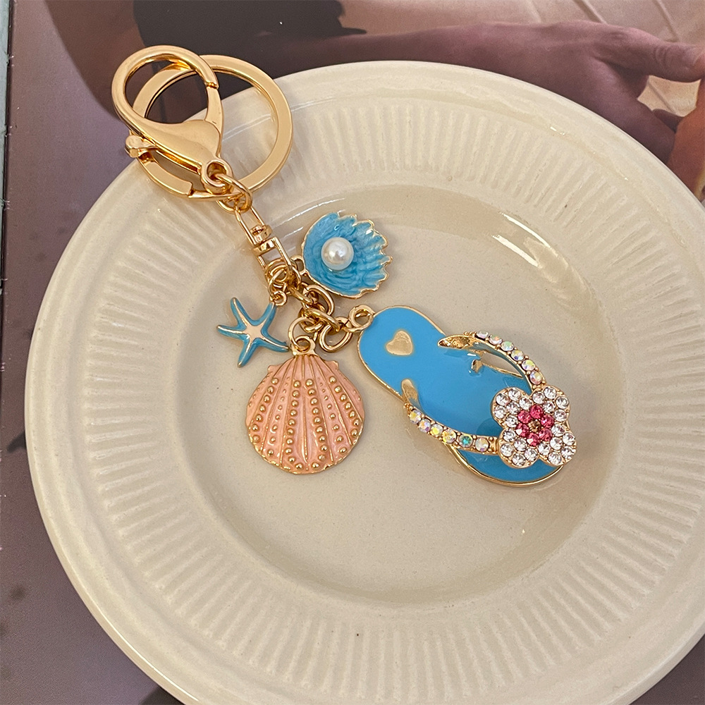 Wholesale Cute diamond-encrusted four-leaf clover slippers car keychain metal bag pendant key chain gift