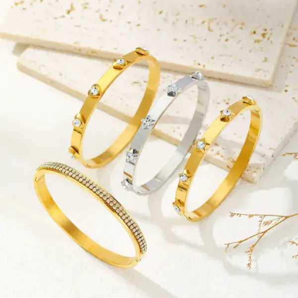 PVD Coated Real Gold Plated 18K Gold Star Heart Shape 304 Stainless Steel Vintage Style Waterproof Non Tarnish 304 Stainless Steel Bangle