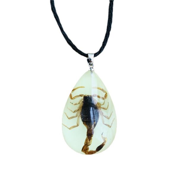 Wholesale Resin Insect Necklace with Glowing Insect Amber Pendant