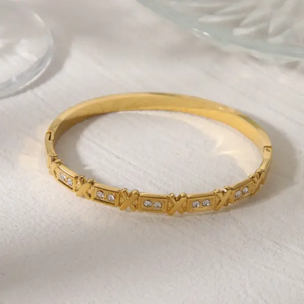 Wholesale Casual Classic Style Commute Heart Shape Solid Color 304 Stainless Steel 18K Gold Plated Zircon Bangle In Bulk