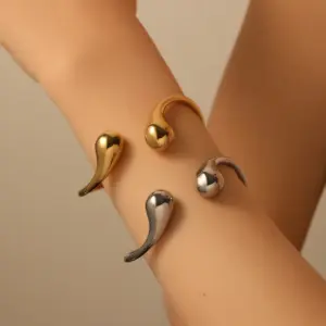 Wholesale 304 Stainless Steel Solid Color PVD Coated 18K Real Gold Plated Vintage Style Waterproof Non Tarnish Plating Gold Bangle