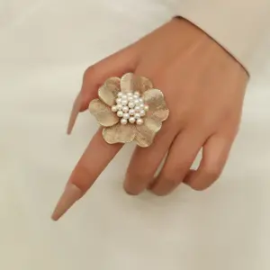 Wholesale Exaggerated Sweet Flower Alloy Inlay Pearl Women's Rings