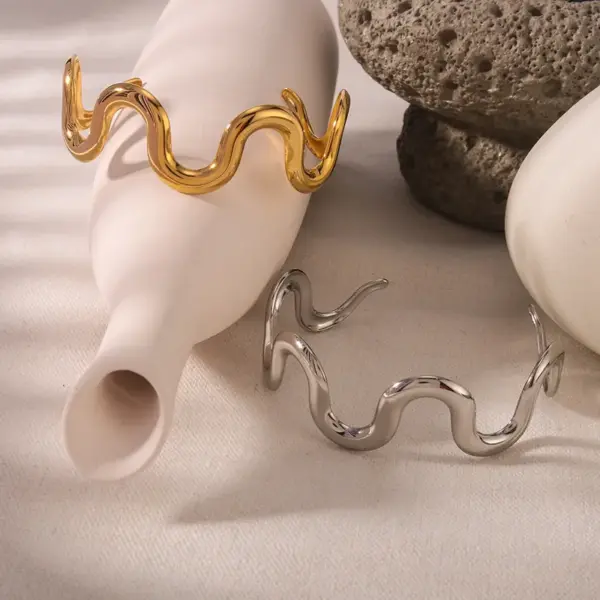 Wholesale Luxurious Classic Style Commute Wavy Solid Color 304 Stainless Steel 18K Gold Plated Bangle In Bulk