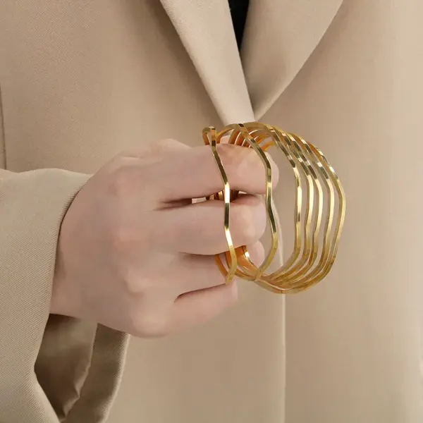 Wholesale Ion Plating (IP) 18K Gold Plated Curve 304 Stainless Steel Simple Style Waterproof Non Tarnish 304 Stainless Steel Bangle