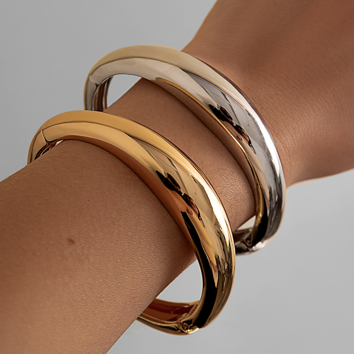 Wholesale Geometric curved exaerated open bracelet