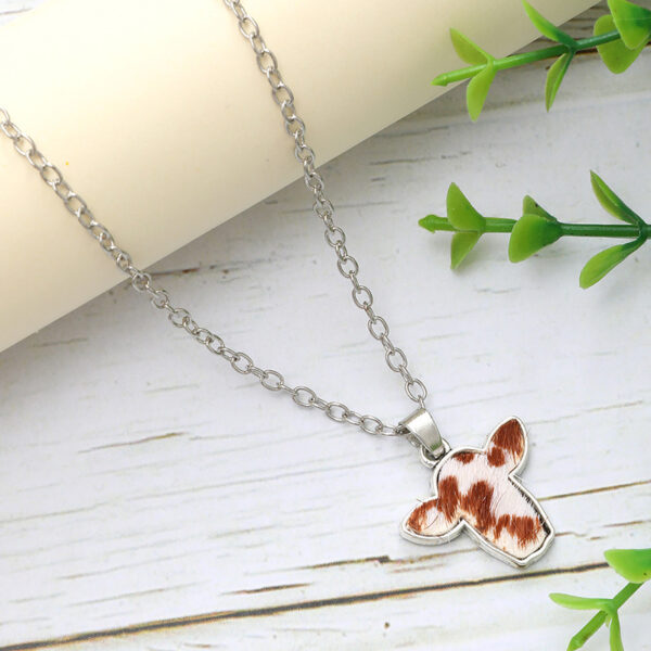 Wholesale Western style alloy mini cow head random pattern pendant simple fashion ladies jewelry necklace