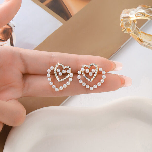 Wholesale Fashionable retro Pearl-inlaid lovely pearl earrings peach heart-shaped light luxury elegant all-match women's hollow earrings jewelry