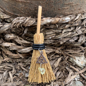 Straw broom Celtic knot gravel random / 10cm