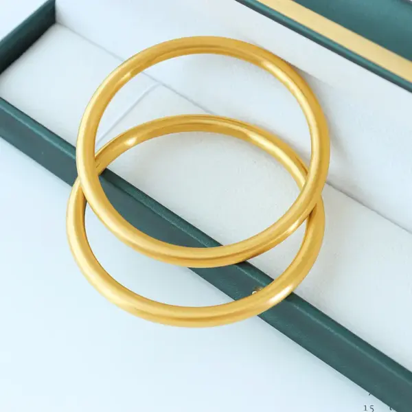 Wholesale PVD Coated Real Gold Plated 18K Gold Solid Color 304 Stainless Steel Fashion Waterproof Non Tarnish 304 Stainless Steel Bangle