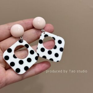 01 White Wave Point Ear Clip