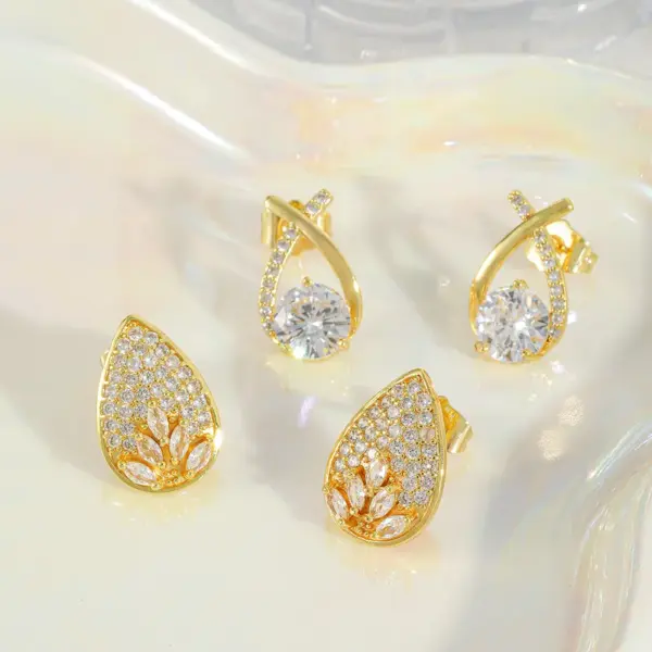 Wholesale 1 Pair Casual Elegant Shiny Water Droplets Inlay Copper Zircon Imitation Gold Ear Studs