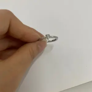 Real Platinum-Letter T / One Size