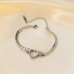 Qye50 Hollow Heart-Shaped Bracelet / Steel Color