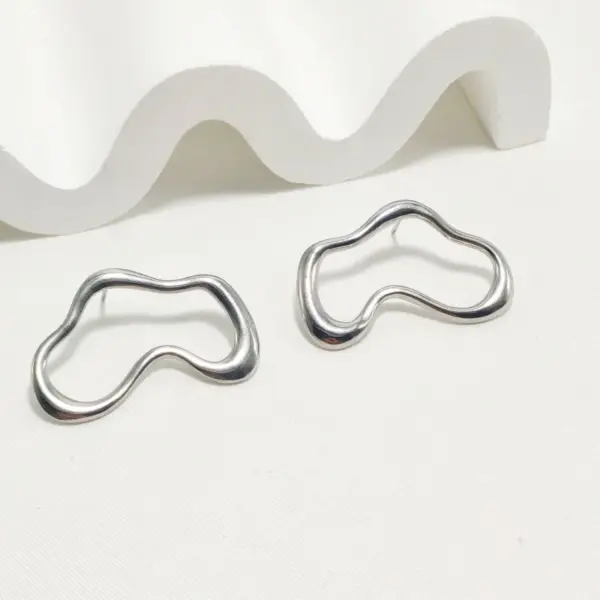 Wholesale 304 Stainless Steel Heart Shape Electroplating Golden Plated Simple Style Waterproof Non Tarnish Hollow Out Gold Silver Ear Studs