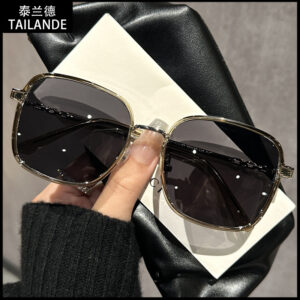 Wholesale 28121 New Large Square Frame Sunglasses Wholesale Fashionable and Easiest for Match Driving Premium Olive Black Gray Sunglasses