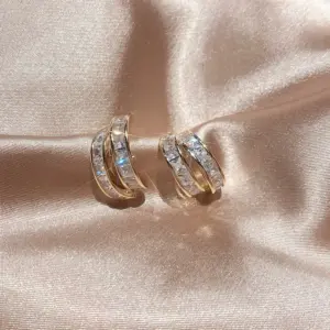 7 # D0022 Double C Zirconium / Gold